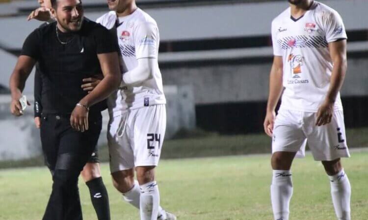 Invasion de Cancha  Costosa al Atletico