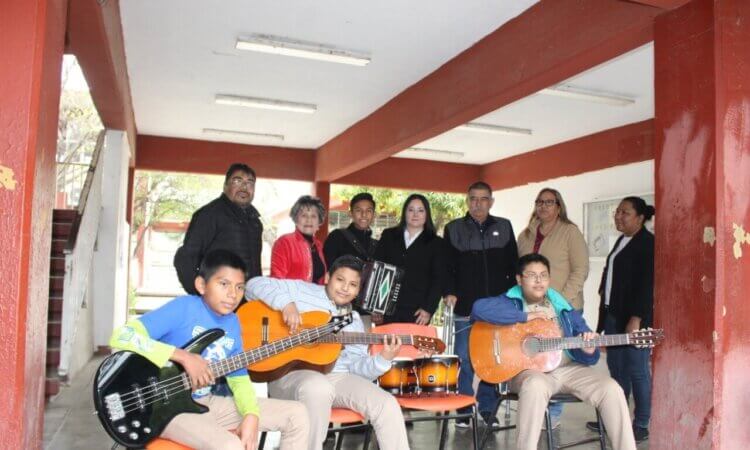 Entrega la SET, instrumentos musicales a estudiantes de la Secundaria General 6, en apoyo a la cultura y las artes