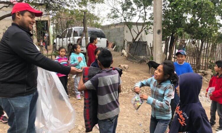 Lleva CUT cobijas y dulces a la Bethel