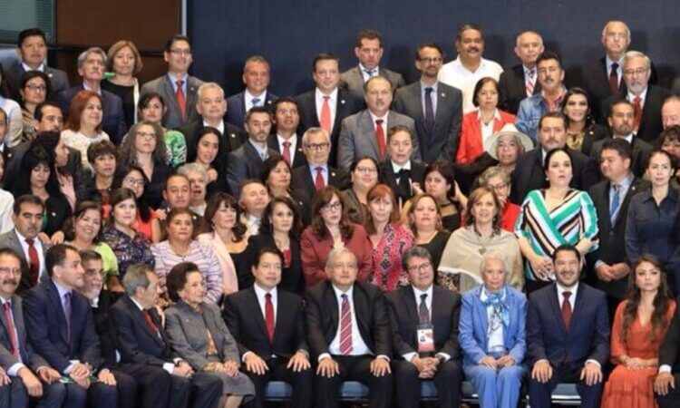 AMLO regaña a sus MORENOS
