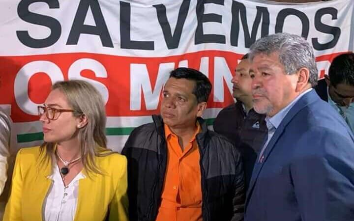“Ahora los patos le tiran a las escopetas”. Alcaldes.