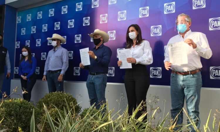 Gran entusiasmo en el registro de Mimi González y Vicente Verastegui.