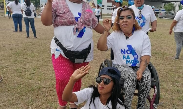 La altura de una mujer no es por los zapatos, algunas traen plataformas y son tan enanas de valores, mientras otras traen Huaraches y demuestran más educación.