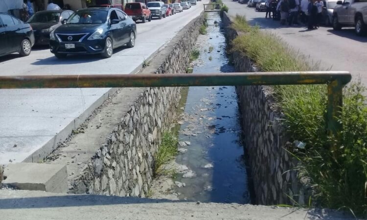 Demandan instalar protección en canal de drenaje pluvial
