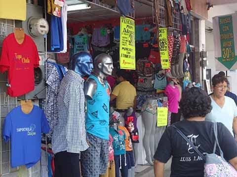 Comerciantes locales no ven con buenos ojos Reducción de jornada laboral.