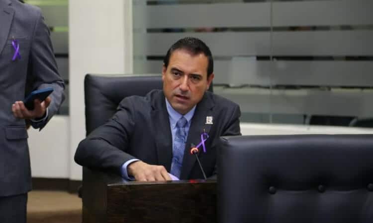 Moyo Garcia debuta violando la ley