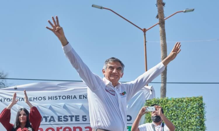 AMÉRICO EN LA CRESTA DE LA  OLA MORENA