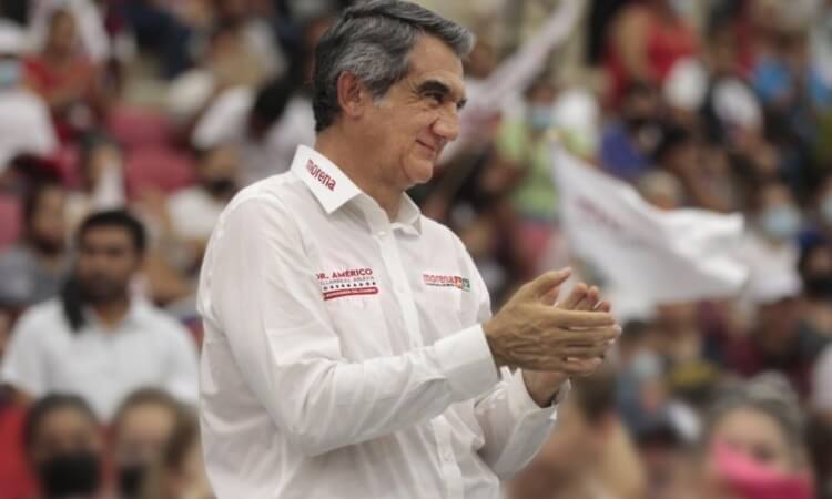 Américo: descansar haciendo adobes