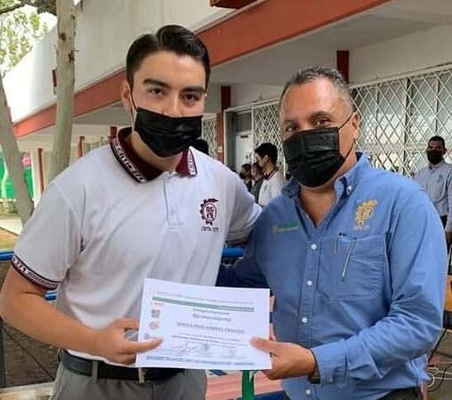 Director del CBTis 271 entrega reconocimientos a alumnos destacados