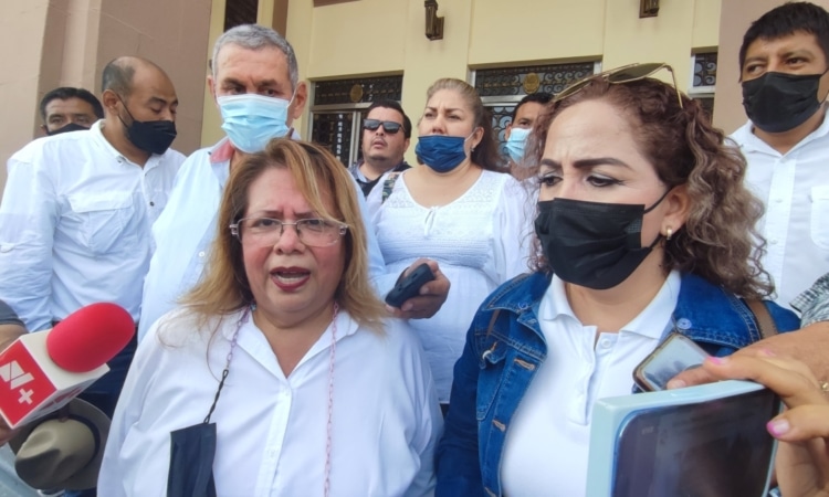 Maestros del CETE protestan frente a palacio de gobierno