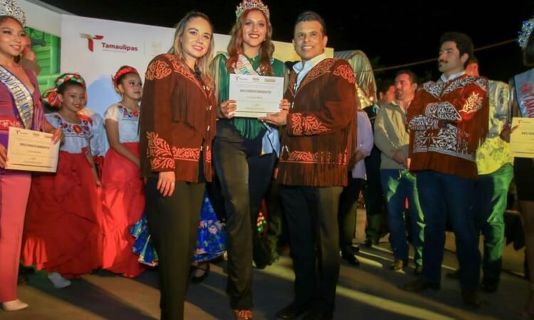 Dan bienvenida Lucy y Lalo a visitantes a la Feria Tamaulipas 2022.