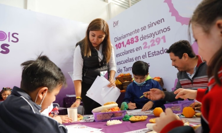 Visitan alumnos de nivel básico el stand del DIF Estatal en la Feria Tamaulipas 2022.