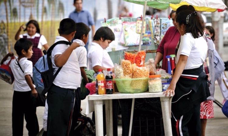 Planteles escolares siguen vendiendo alimentos “chatarra”