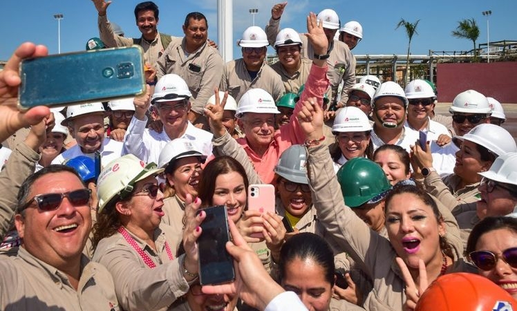 Entrega Gobernador documento de su Primer Informe al Presidente en Madero