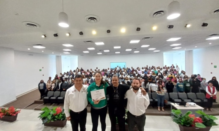 Imparte conferencia la boxeadora tamaulipeca Ana Salas, seleccionada nacional y ejemplo de vida.