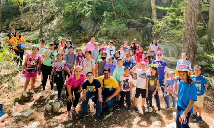Caminan en Día de la Familia