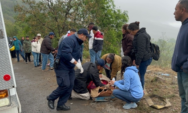 Camioneta repleta de feligreses cayó a un voladero, iban al «chorrito», municipio de Hidalgo