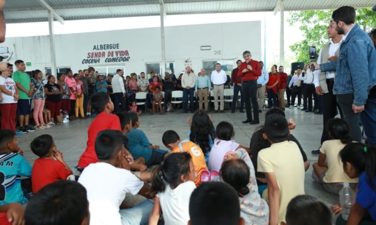 Inédita visita del gobernador a albergue de inmigrantes