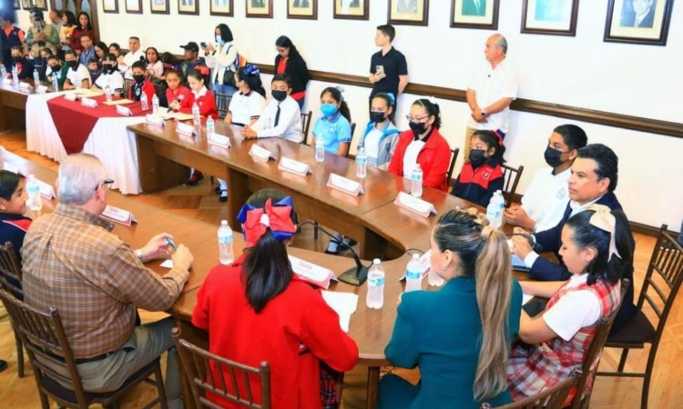 «Presidente por un día» hace realidad sueño de niños con alto promedio académico.