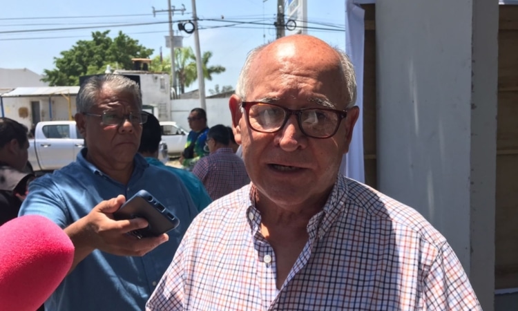 Amonestan restaurantes que lavaban sus patios tirando agua con  manguera