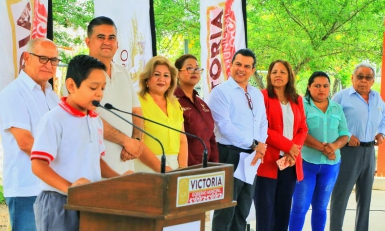 Beneficia alcalde a centros educativos de las colonias 2 de Octubre y Marte R. Gómez