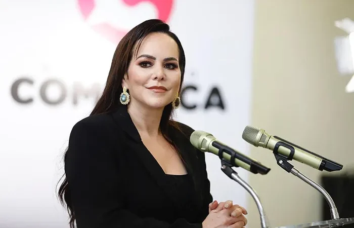 CARMEN LILIA: “TERMINAS Y TE VAS”