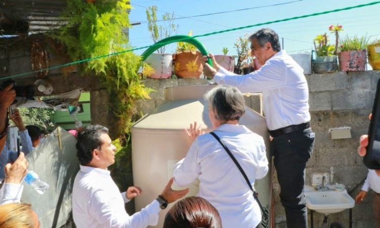 AMERICO LLEGA EN  PIPA A LA “ECHEVERRÍA”, Y LLENA LOS TINACOS