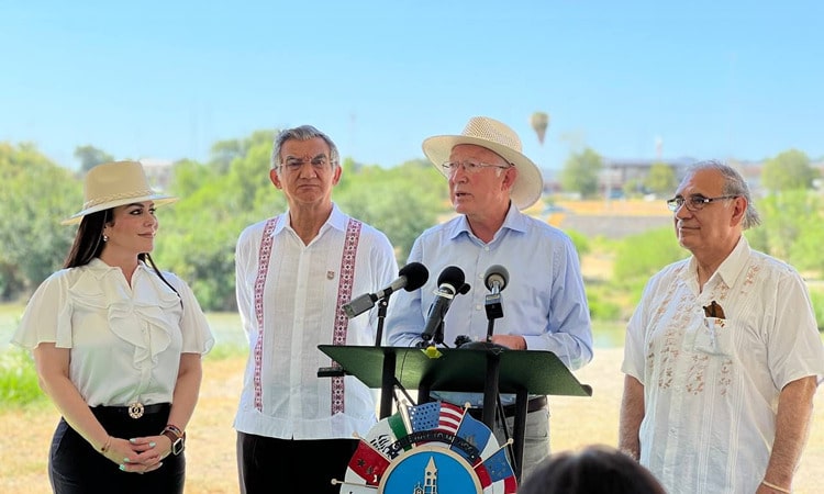 EMBAJADOR KEN SALAZAR DISTINGUE Y DESTACA TRABAJO DE AMÉRICO Y CARMEN LILIA