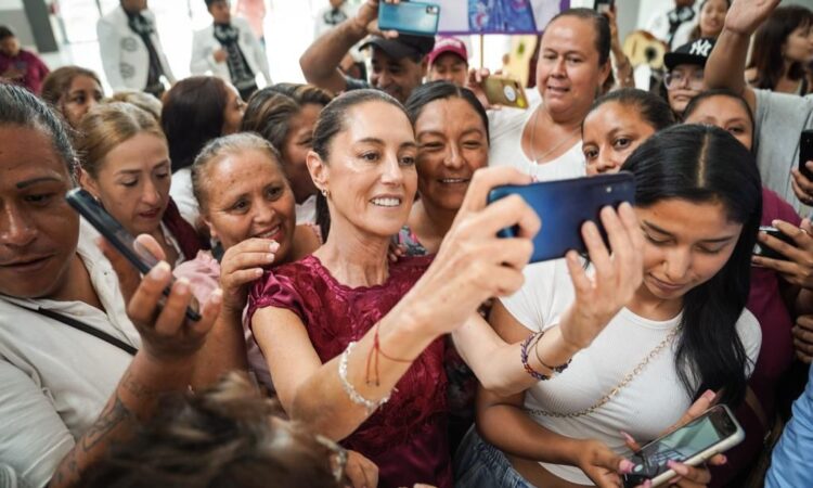 LOS  REBELDES LE LEVANTAN EL BRAZO A CLAUDIA