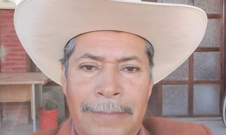 Rigo levanta la mano en Tula