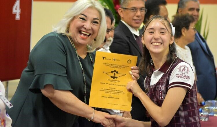 Es Adriana Lozano Madrina de Generación dela Secundaria Técnica 1 de Ciudad Victoria