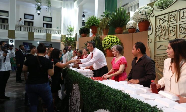 AMÉRICO Y MARIA LE SIRVEN LA CENA AL PUEBLO