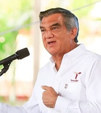 Lanza Gobernador balde de agua helada