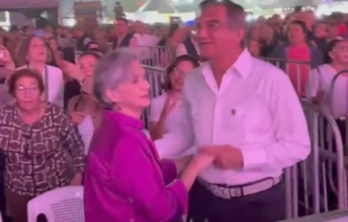 AMERICO Y MARÍA BAILAN JUNTO A SU  PUEBLO