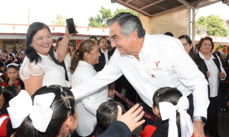 Cumple gobernador a educandos, entrega equipo tecnológico y mobiliario escolar