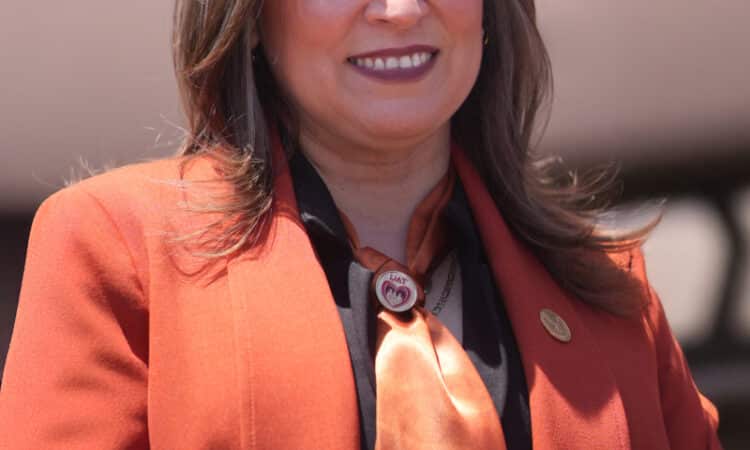 Recibe Isolda Rendón nombramiento de presidenta honoraria de Familia UAT
