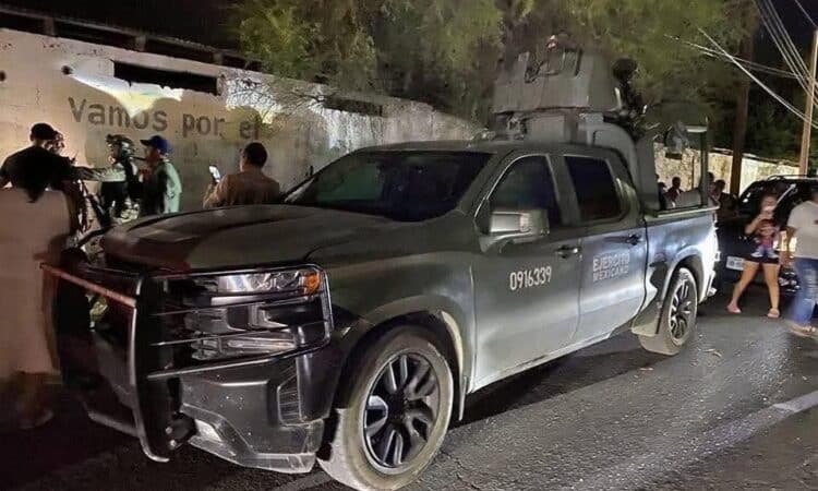Ciudadanos Retienen a 16 militares acusados de abusos en Nuevo Laredo