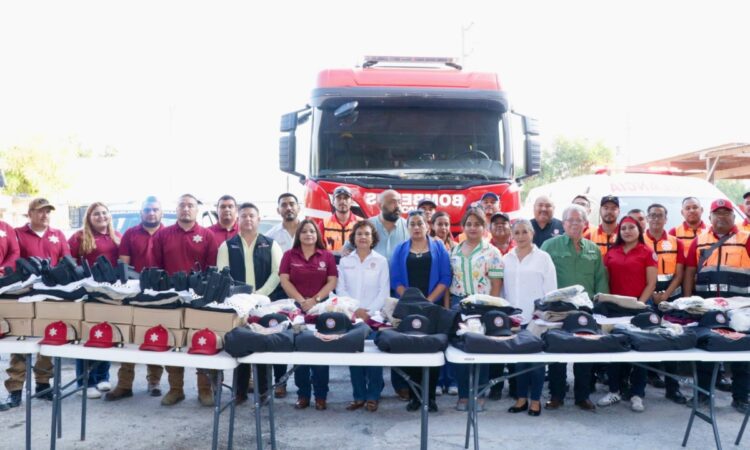 Dota Gobierno Municipal de uniformes a elementos de Protección Civil y Tránsito Municipal