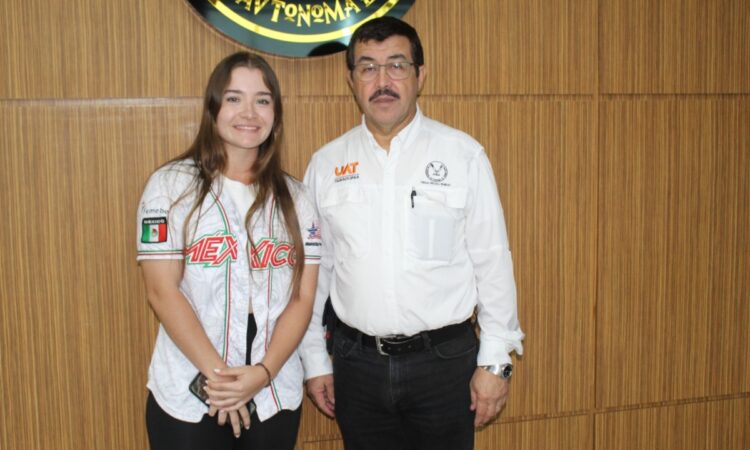 Felicita rector a Edith de Leija por sus éxitos en el béisbol internacional
