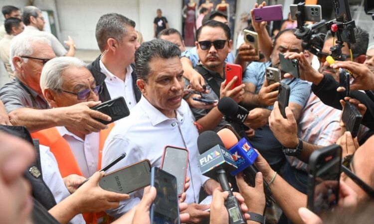 Felicita Lalo Gattás a periodistas en su día.