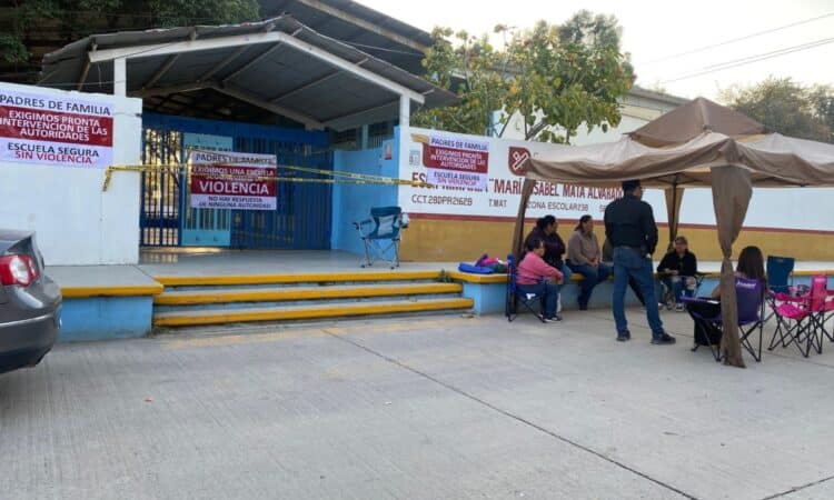 Padres de familia cierran escuela en Ciudad Victoria por denuncias de acoso y violencia