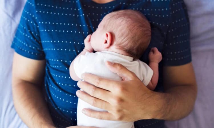 Amplían a 20 días permiso de paternidad para burócratas estatales