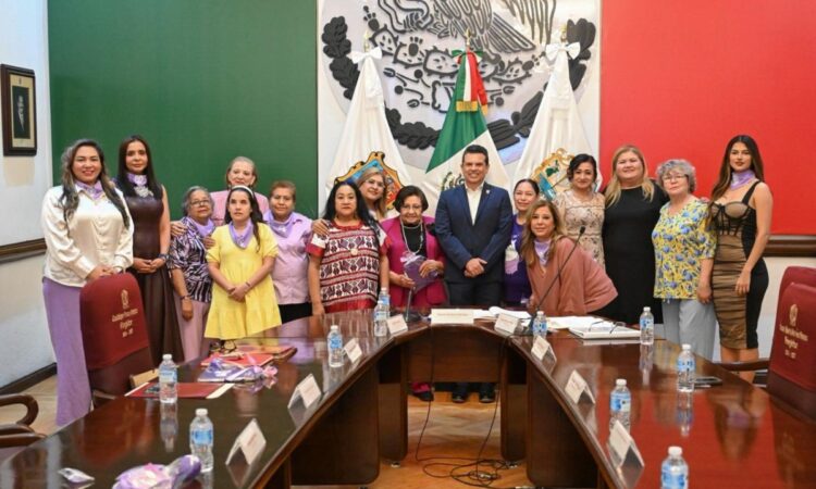 Con su fuerza y capacidad, las mujeres transforman a Victoria: Lalo Gattás.