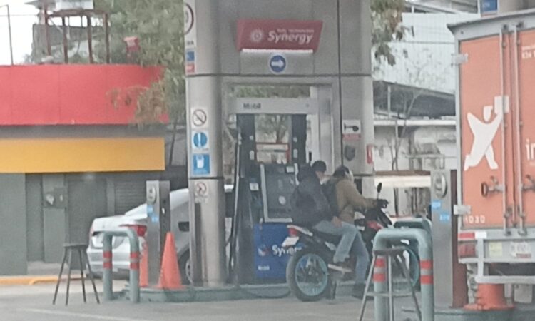 Ley Silla: cuatro meses obligatoria y aún ignorada Trabajadores siguen de pie pese a la norma