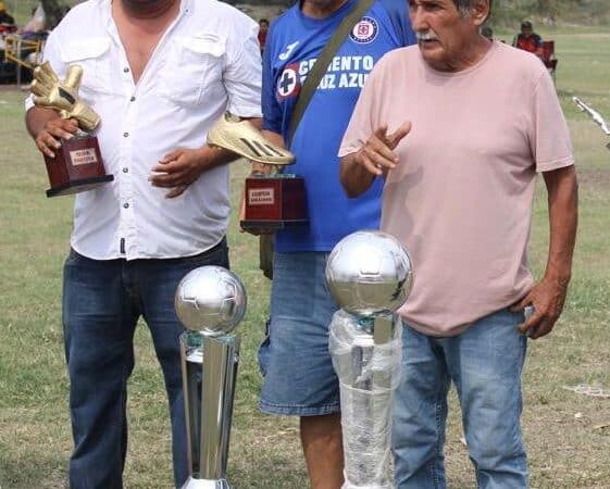 Cumple Osiel Campos a futbolistas de la Liga Modelo