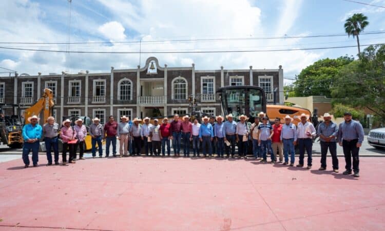 Acuerda Américo programa conjunto para rehabilitar caminos rurales de Jaumave