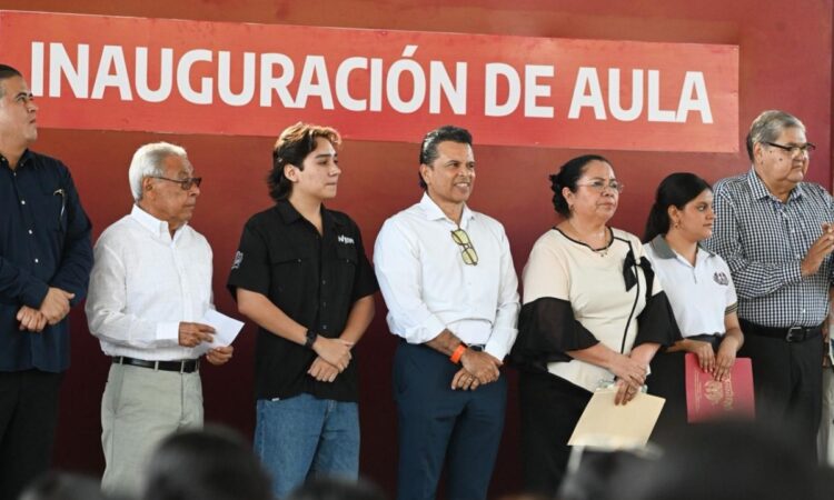 Entrega Lalo Gattás nueva aula en la Prepa Federalizada No. 2.