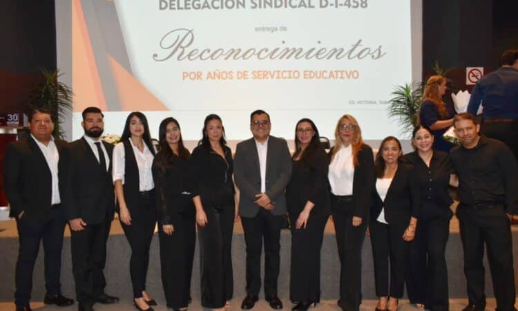 La Delegación Sindical D-I-458 del SNTE entrega por primera vez en Tamaulipas reconocimiento a docentes de inglés con 25 años de servicio