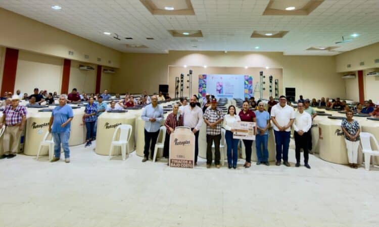 Beneficia Gobierno Municipal a más de 200 familias con segunda entrega de tinacos a bajo costo