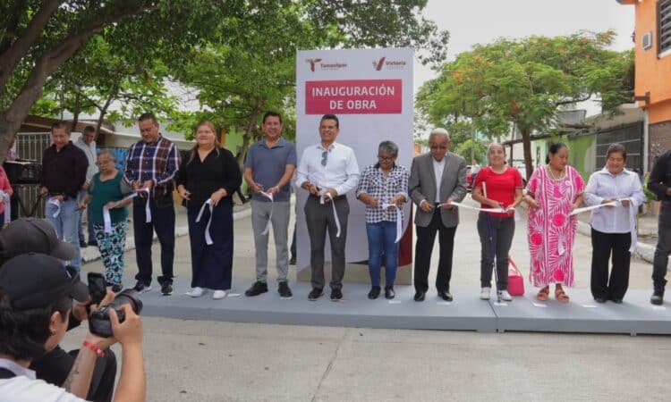Entrega Lalo Gattás calle de concreto hidráulico en la Ampliación Las Playas.